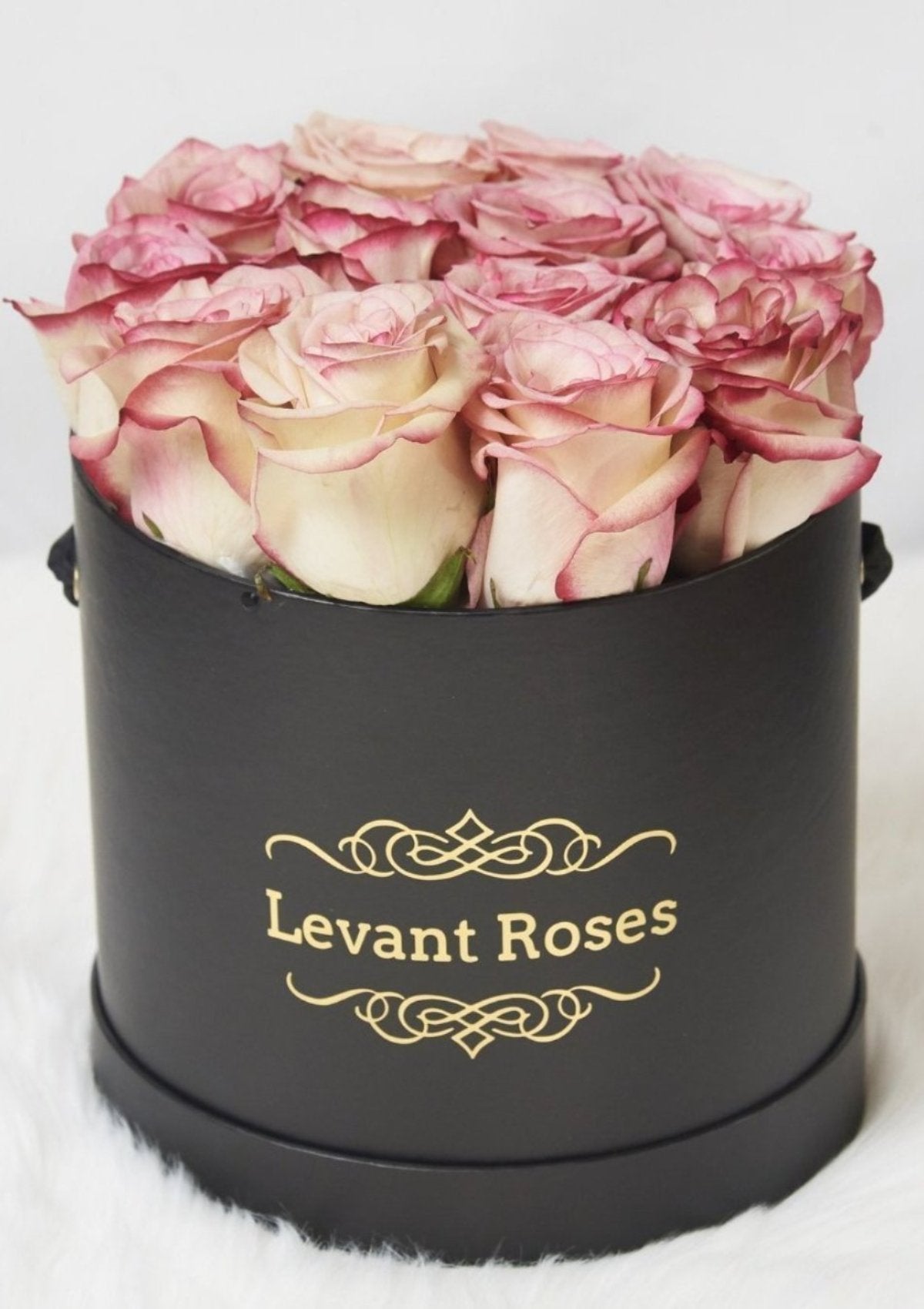 Pink roses / round box