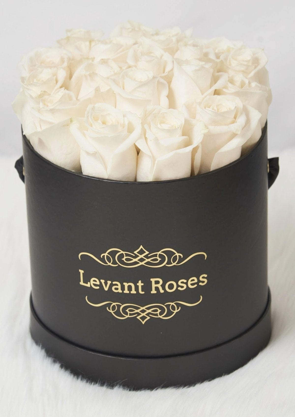 White roses / round box